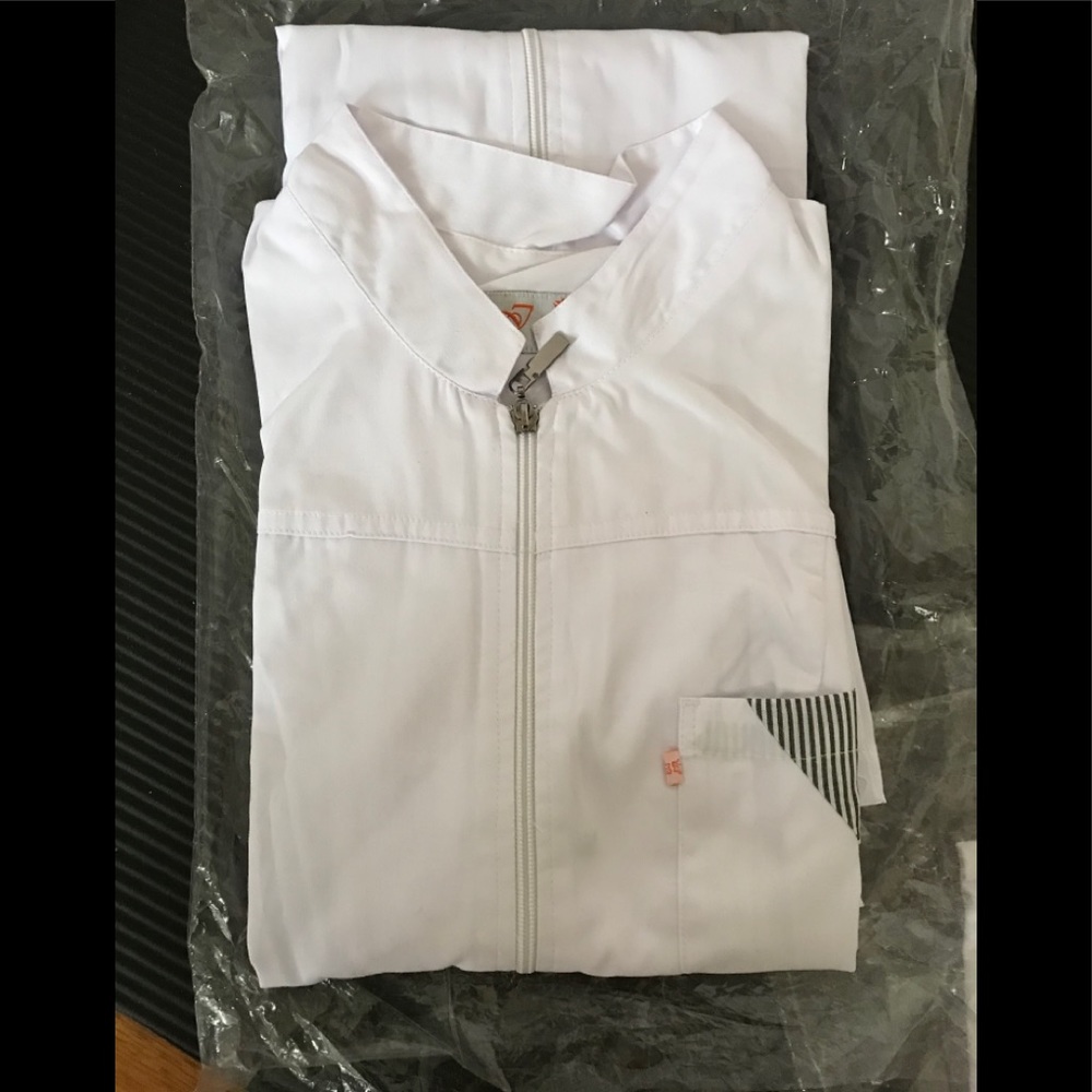 Scrab woman’s lab coat brand new100% cotton size L